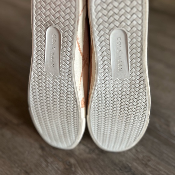 Unique Cole Haan leather Sneaker with Paw Prints. Women’s size 8 - Picture 7 of 13